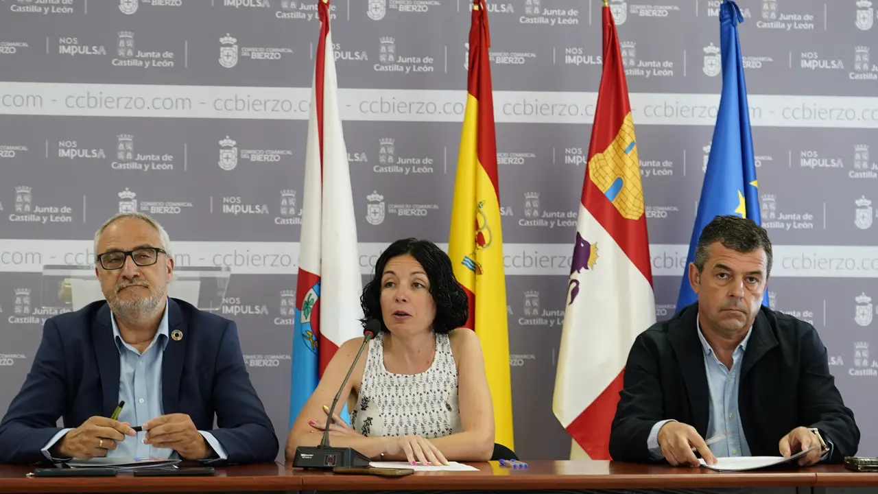 El presidente del Consejo Comarcal, Olegario Ram&oacute;n, explica el nuevo acuerdo de la Mesa del Di&aacute;logo Social del Bierzo junto a representantes de la patronal y sindicatos. C&eacute;sar S&aacute;nchez. Ical