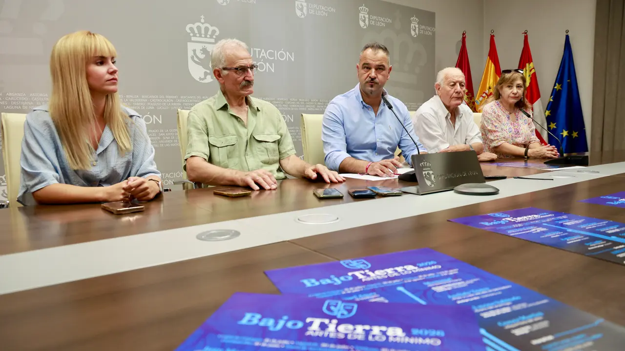 El diputado de Cultura, Emilio Mart&iacute;nez, y la diputada de Juventud, Patricia Mart&iacute;nez, acompa&ntilde;an a los alcaldes de Gordoncillo, Urbano Seco, Valderas, Agust&iacute;n Lobato, y Grajal de Campos, Tamara Alonso, y al representante del Centro Dram&aacute;tico Leon&eacute;s, Enrique L&oacute;pez, en la presentaci&oacute;n de la s&eacute;ptima edici&oacute;n de la iniciativa &lsquo;Bajo Tierra&rsquo;. Campillo. Ical