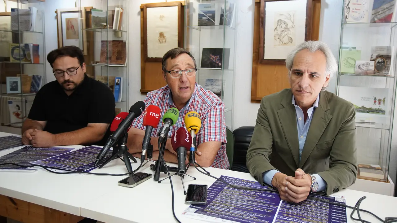 El alcalde de Villafranca del Bierzo, Jos&eacute; Manuel Pereira (C), junto al concejal de Cultura, Diego Garc&iacute;a (I), y el compositor Pedro Halffter (D), durante la presentaci&oacute;n de la XI edici&oacute;n del Festival de M&uacute;sica de Villafranca. C&eacute;sar S&aacute;nchez. Ical