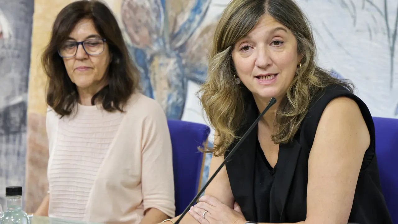 La rectora de la Universidad de Le&oacute;n, Nuria Gonz&aacute;lez, presenta el proyecto de investigaci&oacute;n APIS Foresta junto a la investigadora Rosa Mar&iacute;a Valencia y los alcaldes de Oencia, Arsenio Pombo; T&aacute;bara, Antonio Ju&aacute;rez, y Puebla de Sanabria, Jos&eacute; Fern&aacute;ndez