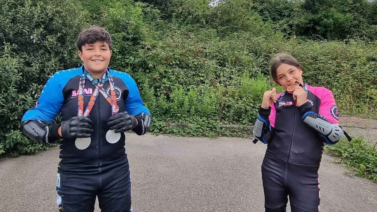 Pili y Chema  Blanco Cebada, con sus medallas. | EC