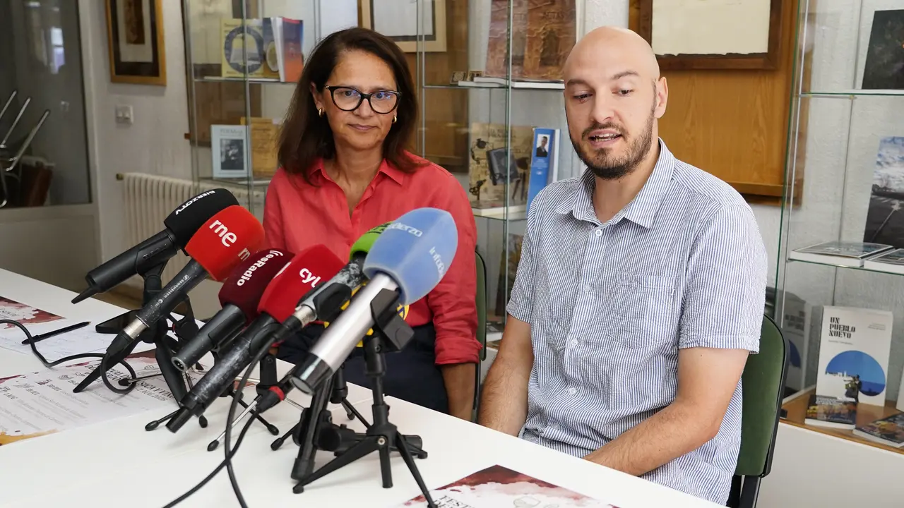 La presidenta de BIerzo Enoturismo, Consuelo Ysart, junto al m&uacute;sico Mateo Balboa, durante la presentaci&oacute;n del Festival Son de Menc&iacute;a. C&eacute;sar S&aacute;nchez. Ical