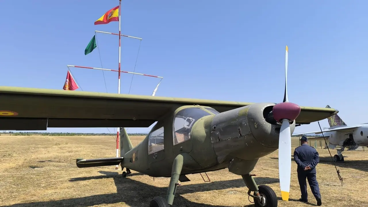 Uno de los aviones que hoy descansan expuestos en el aer&oacute;dromo de la Virgen del Camino. Le&oacute;n24horas