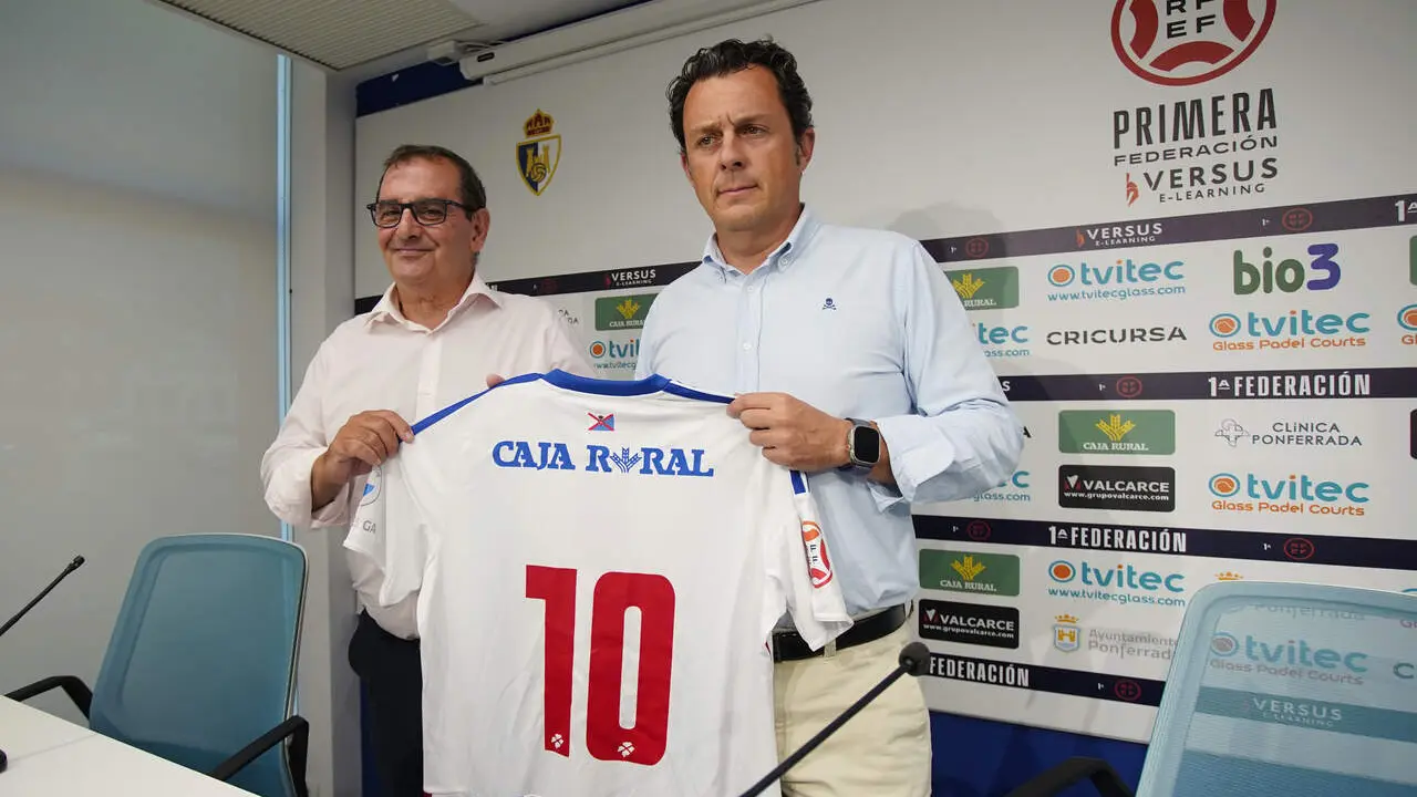 Acto de presentaci&oacute;n de la nueva campa&ntilde;a de abonos de la Sociedad Deportiva Ponferradina, con la presencia del consejero delegado de la entidad, Eduardo Dom&iacute;nguez (D), y del director de Comunicaci&oacute;n de Caja Rural, Narciso Prieto (I). C&eacute;sar S&aacute;nchez. Ical