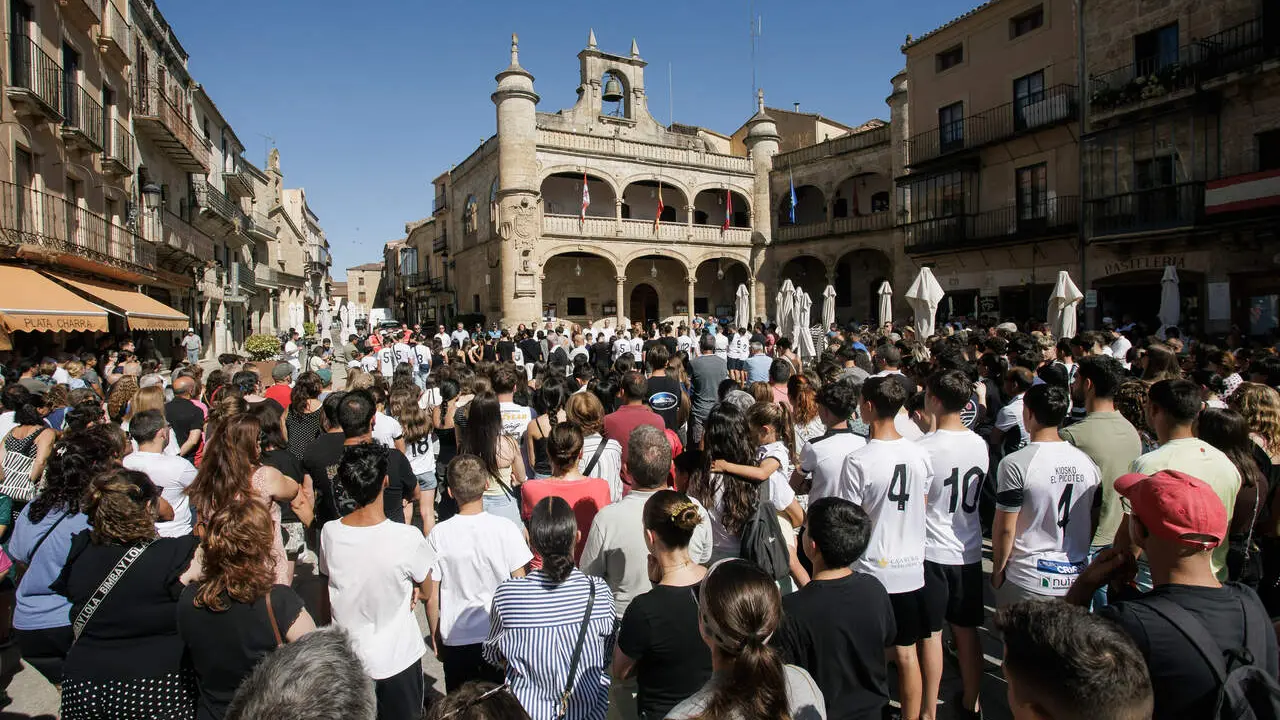Autoridades, vecinos y representantes de distintos colectivos guardan un minuto de silencio en la Plaza Mayor de Ciudad Rodrigo (Salamanca) por el fallecimiento del menor de 13 a&ntilde;os ocurrido durante las celebraciones tras el Mundial.