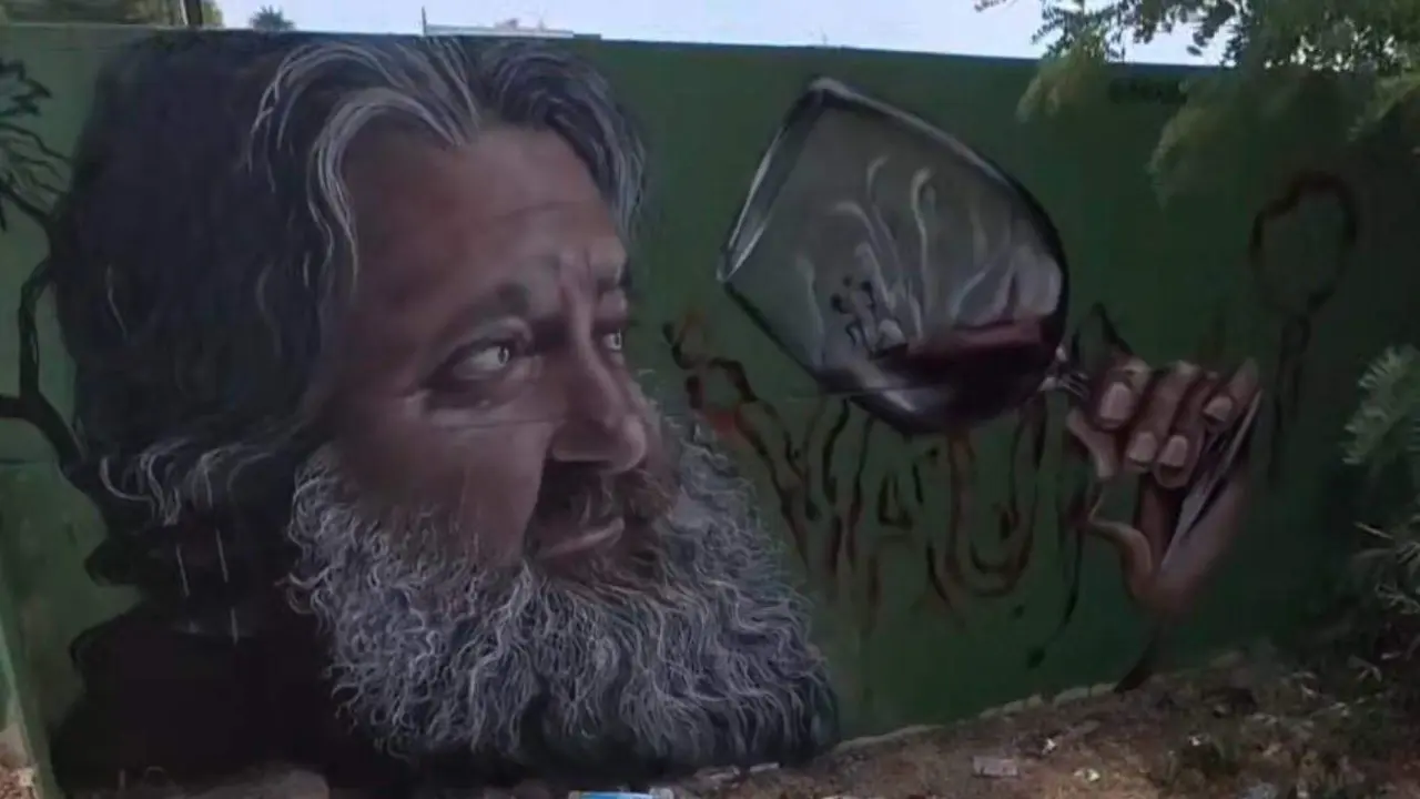 La serie 'El mago del vino', que emite Cuatro TV, sirvi&oacute; de inspiraci&oacute;n al artista urbano @Nauni69 para retratar a Ra&uacute;l P&eacute;rez sobre una pared de Santa Mar&iacute;a del &Aacute;guila, en Almer&iacute;a.