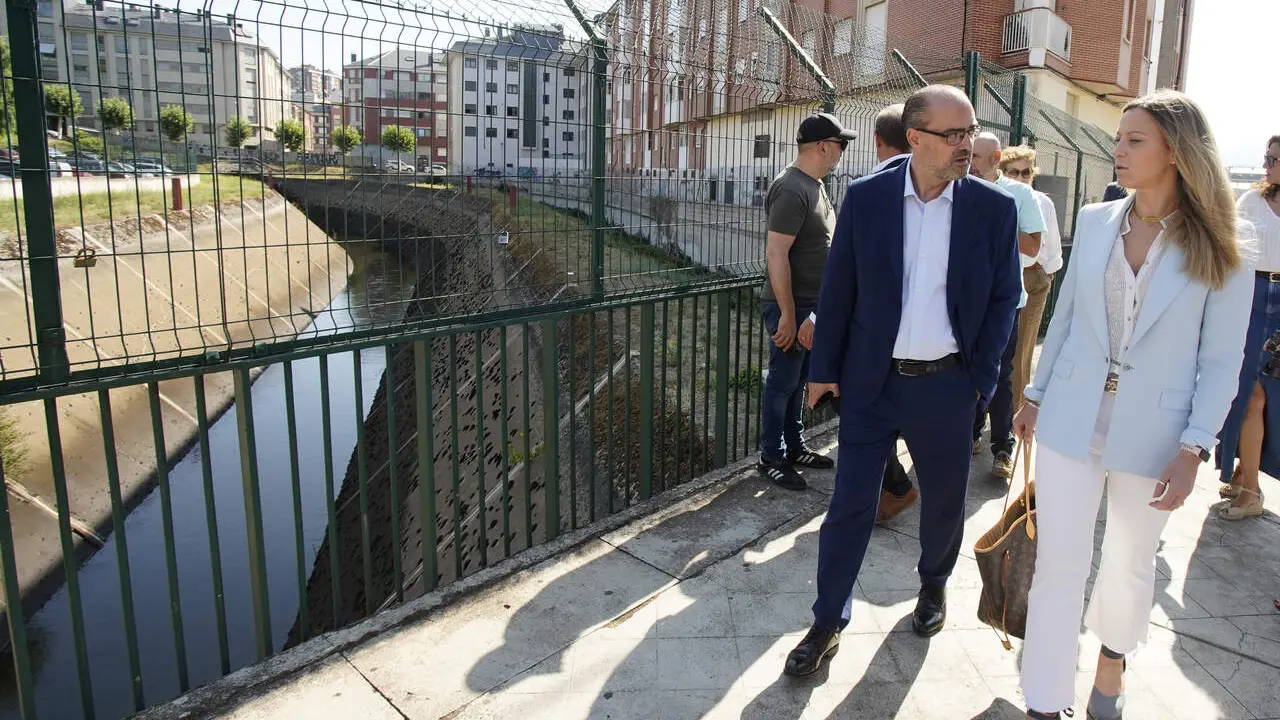 El alcalde de Ponferrada, Marco Morala, junto a la delegada territorial de Endesa en el Noroeste, Mar&iacute;a Giuseppina Biondi, durante la Firma del acuerdo entre ambas instituciones para la cubrici&oacute;n del Canal de Cornatel. C&eacute;sar S&aacute;nchez. Ical
