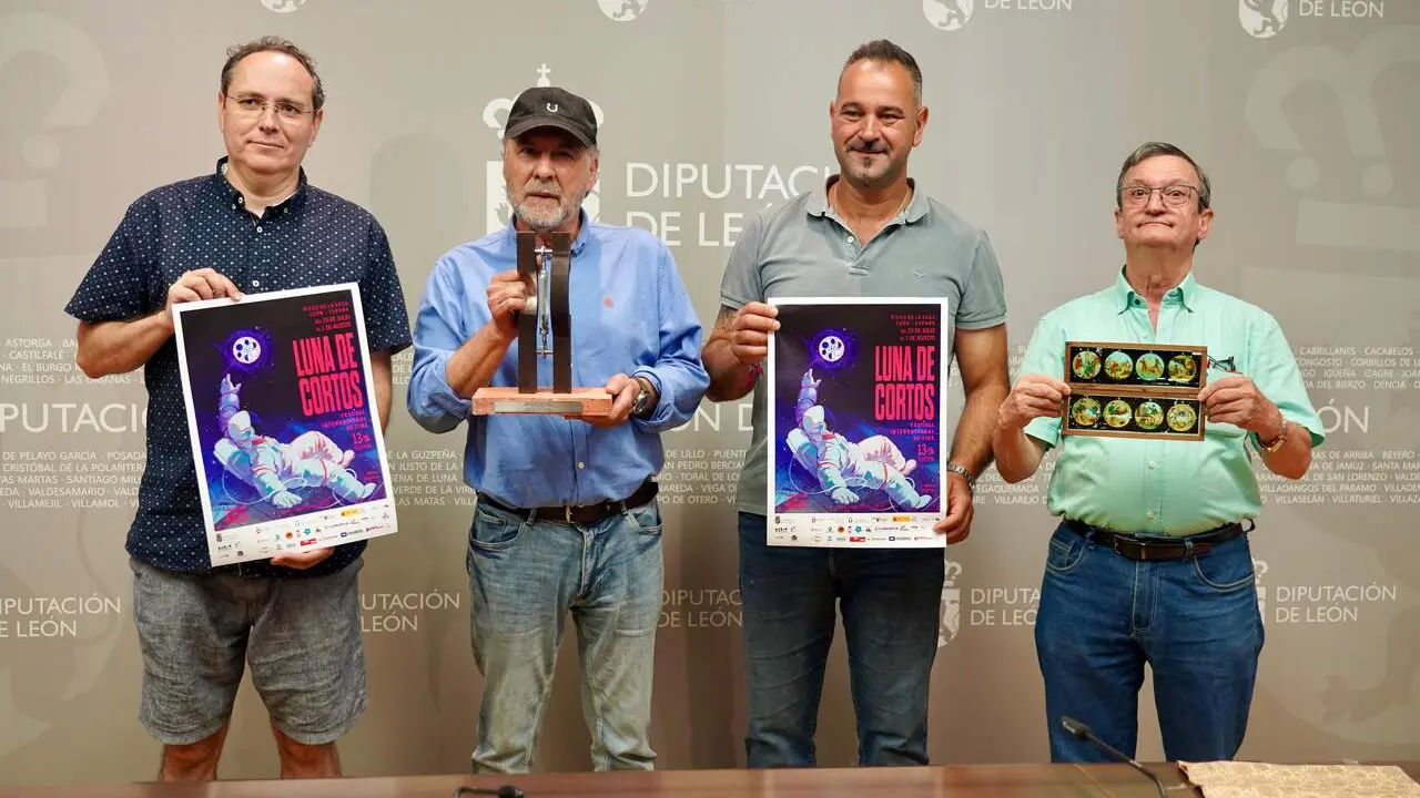 El diputado de Cultura, Arte y Patrimonio, Emilio Mart&iacute;nez, presenta la XIII edici&oacute;n del Festival Luna de Cortos, acompa&ntilde;ado por el director del certamen, Balbino Ferrero, el premiado de esta edici&oacute;n, Miguel P&eacute;rez &lsquo;Tr&eacute;bol&rsquo;, el cineasta Pascual Mar&iacute;n y el alcalde de Riego de la Vega, David Fuertes. Campillo. Ical