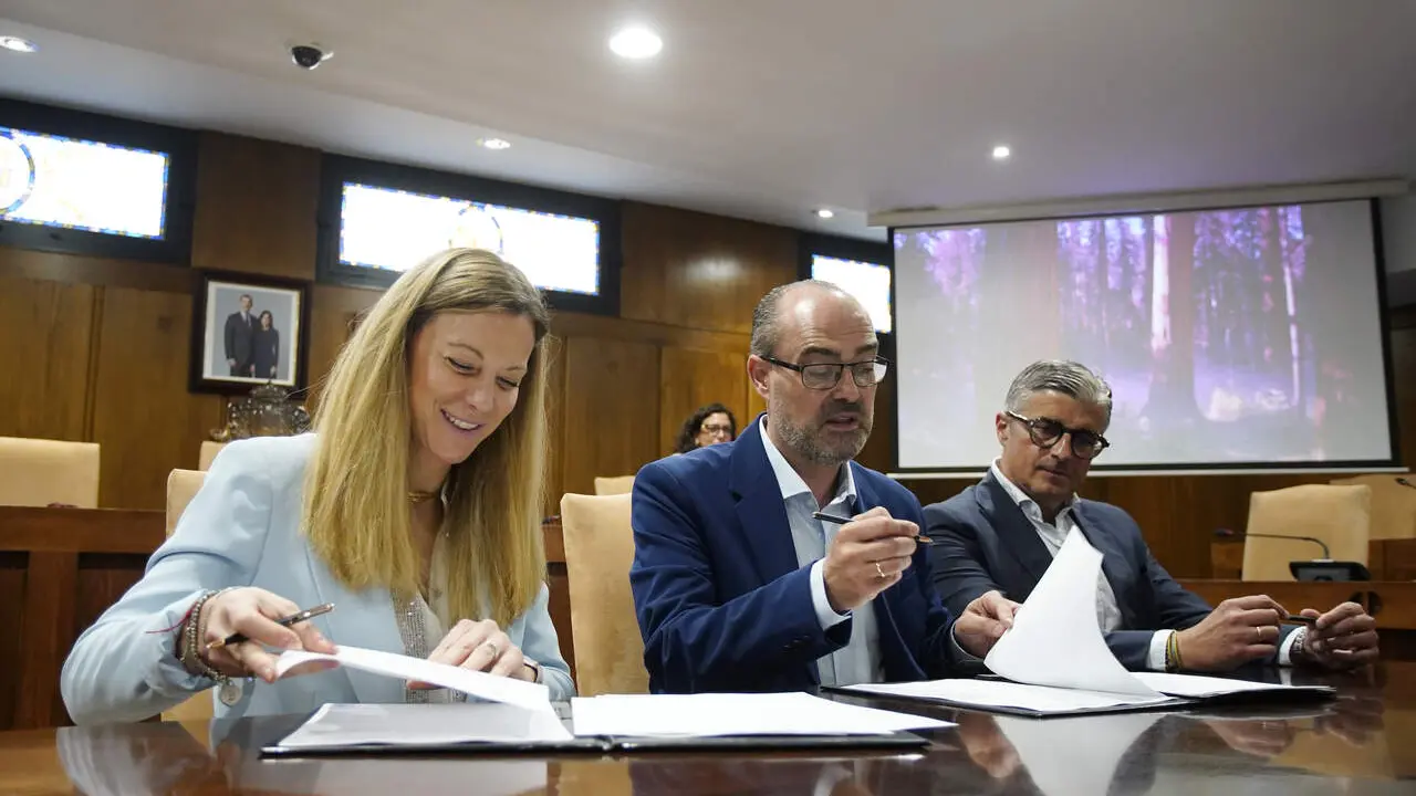 El alcalde de Ponferrada, Marco Morala, junto a la delegada territorial de Endesa en el Noroeste, Mar&iacute;a Giuseppina Biondi, durante la Firma del acuerdo entre ambas instituciones para la cubrici&oacute;n del Canal de Cornatel. C&eacute;sar S&aacute;nchez. Ical
