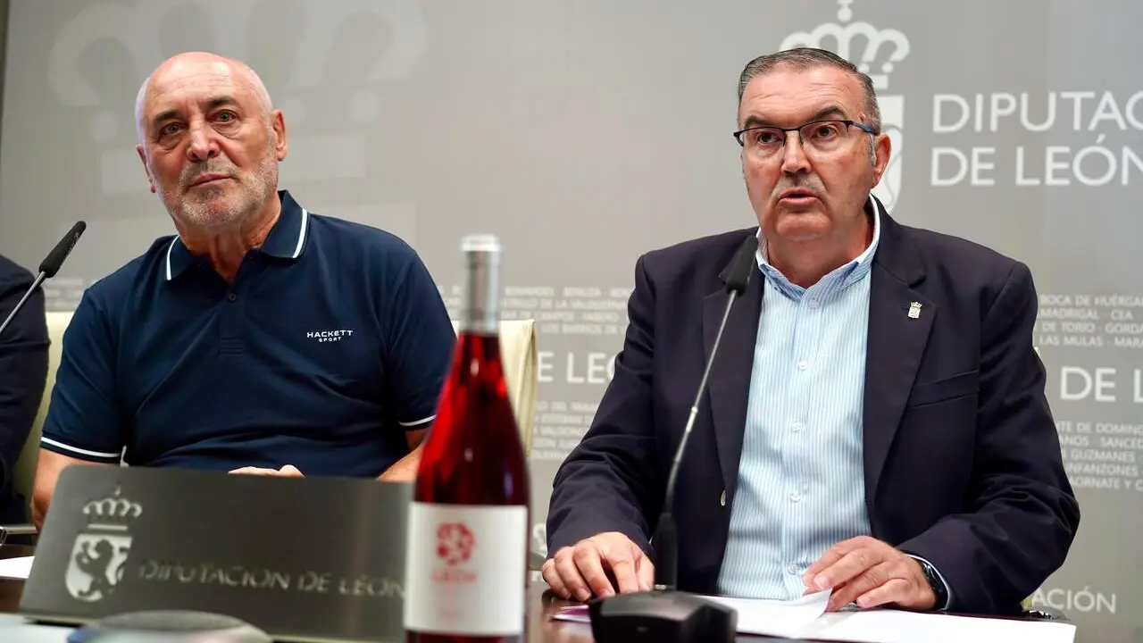 El vicepresidente de la Diputaci&oacute;n de Le&oacute;n, Roberto Aller, presenta la 24 Feria del Vino DO Le&oacute;n junto al presidente de la DO, Rafael Blanco, el alcalde de Valencia de Don Juan, Jos&eacute; Jim&eacute;nez, y el concejal de Ferias y diputado provincial, &Aacute;ngel P&eacute;rez
