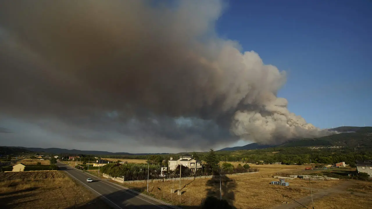 Incendio en la localidad de Castropodame (Le&oacute;n)