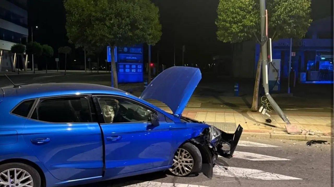 Coche se sale de la v&iacute;a y termina estampado contra una farola (1)