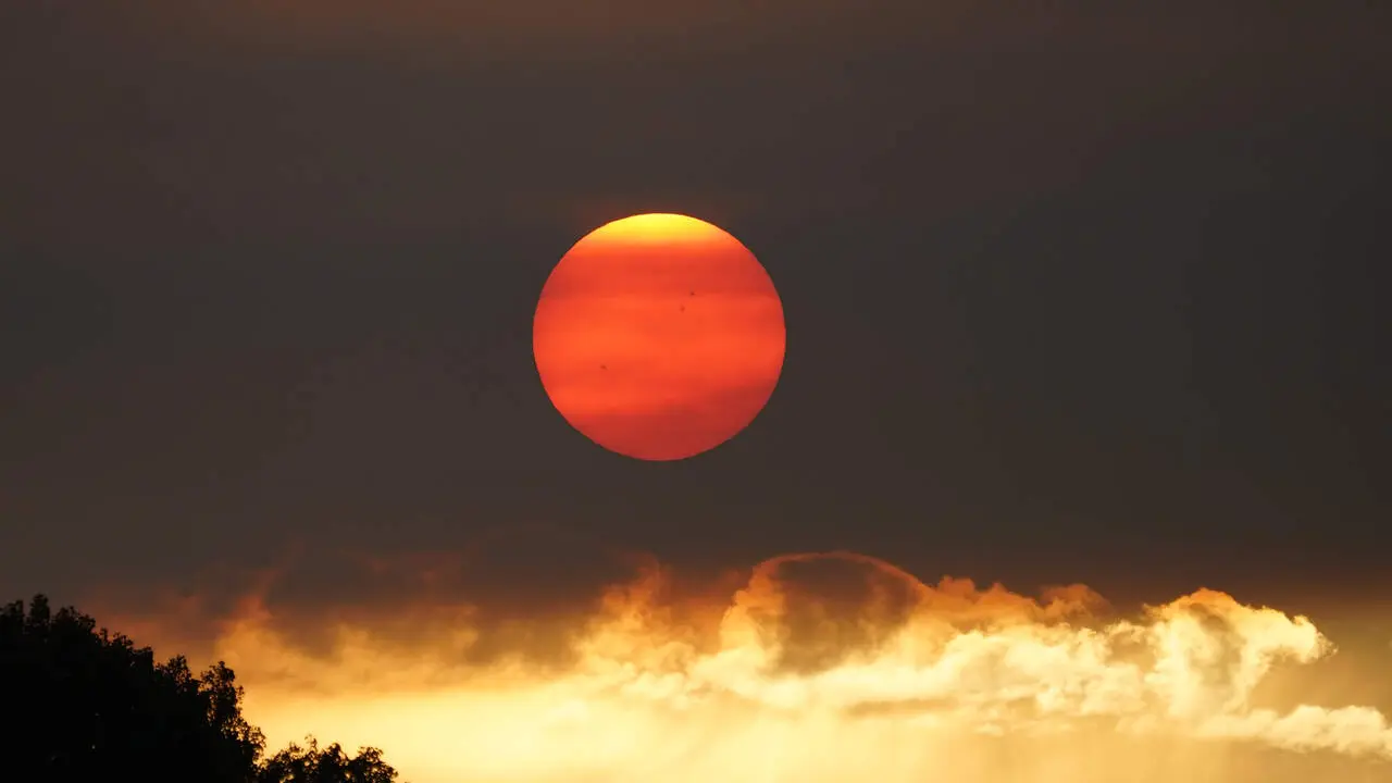 El sol en el Bierzo cubierto por el humo de los incendios. C&eacute;sar S&aacute;nchez. Ical