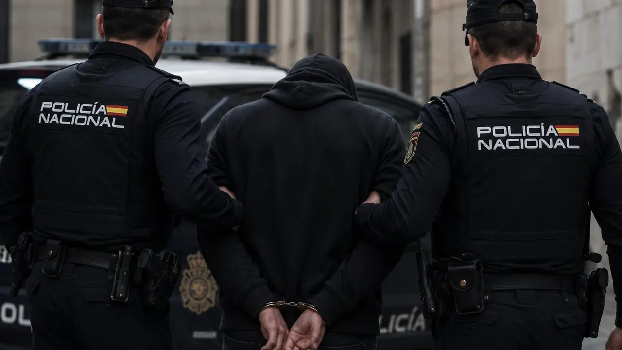 La investigaci&oacute;n de la UFAM de la Polic&iacute;a Nacional de Le&oacute;n permiti&oacute; relacionar cuatro denuncias presentadas por distintas v&iacute;ctimas que respond&iacute;an a un modus operandi similar. Un hombre con antecedentes por delitos sexuales similares fue detenido este mes. | RECREACI&Oacute;N CON IA