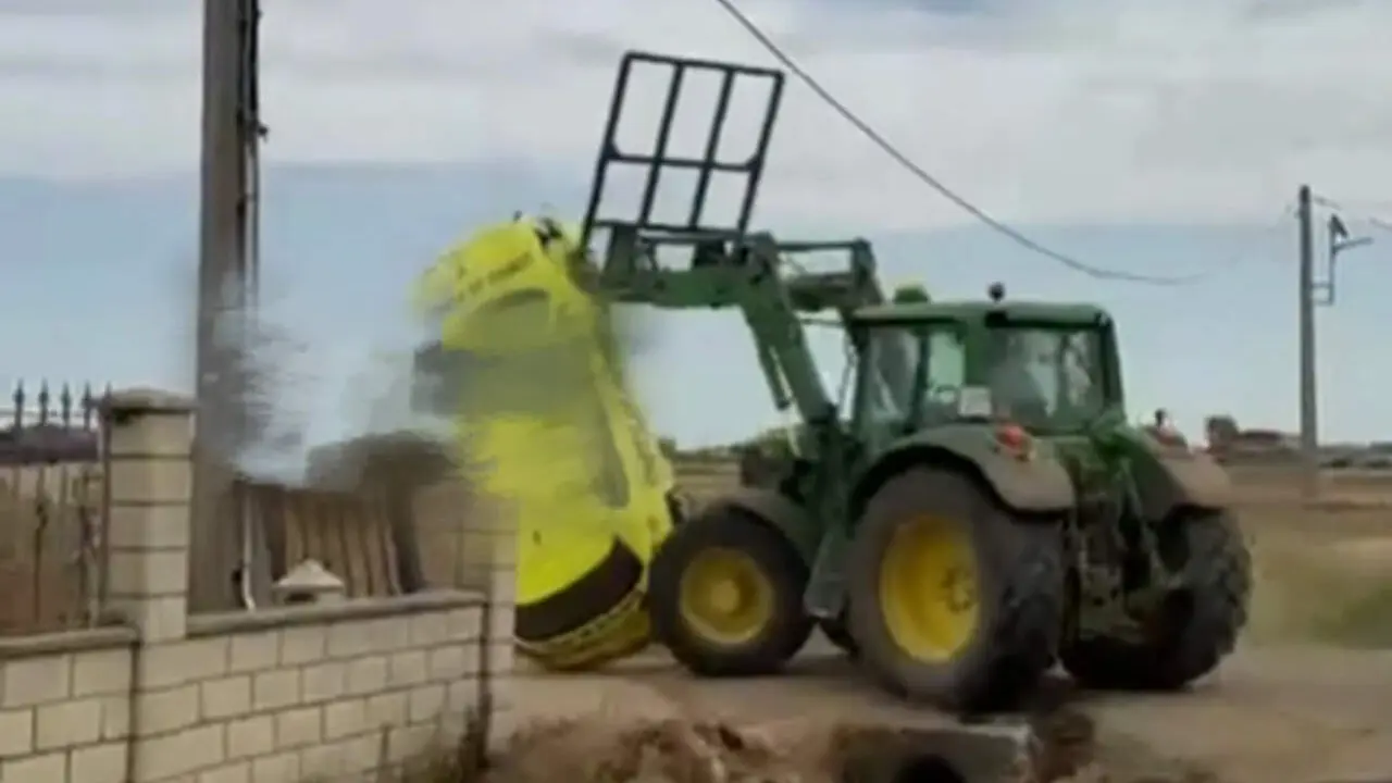 Detenido un hombre de 36 a&ntilde;os tras embestir con un tractor contra un veh&iacute;culo de una empresa de cobros en Le&oacute;n. Ical