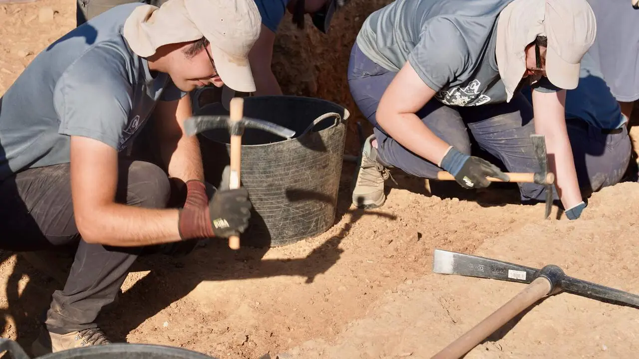 Los profesores de la Universidad de Le&oacute;n Raquel Mart&iacute;nez Pe&ntilde;&iacute;n y Carlos Fern&aacute;ndez Rodr&iacute;guez, directores de la campa&ntilde;a de excavaci&oacute;n arqueol&oacute;gica en el Castro de los Jud&iacute;os de Puente Castro, y la concejala de Acci&oacute;n y Promoci&oacute;n Cultural del Ayuntamiento de Le&oacute;n, Elena Aguado, dan a conocer los trabajos de campo que se han iniciado este verano en este yacimiento. Campillo. Ical
