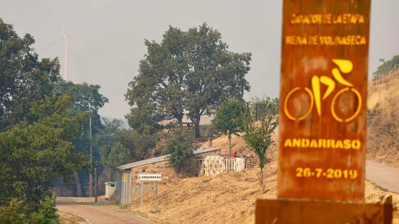 Incendio forestal de Murias de Ponjos (Le&oacute;n), en el que la Guardia Civil ha desalojado a 36 personas de Andarraso, Rosales y Folloso. Fotos.&nbsp;Carlos S. Campillo / ICAL