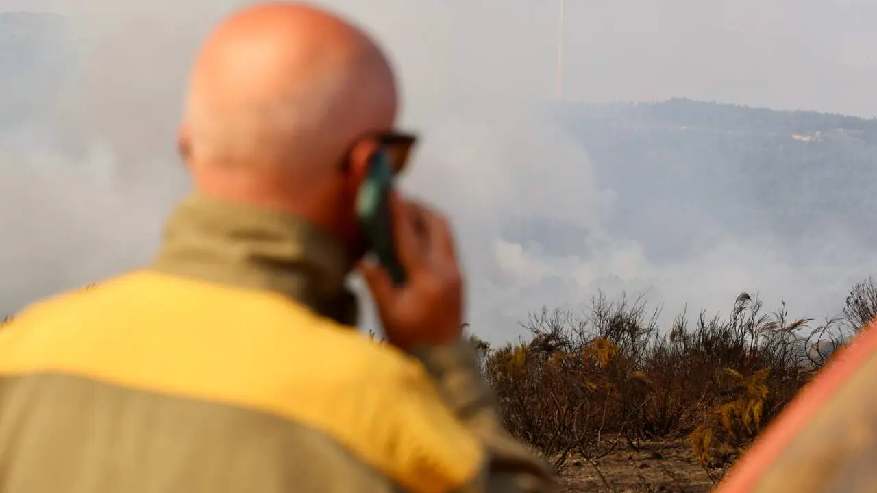 Incendio forestal de Murias de Ponjos (Le&oacute;n), en el que la Guardia Civil ha desalojado a 36 personas de Andarraso, Rosales y Folloso