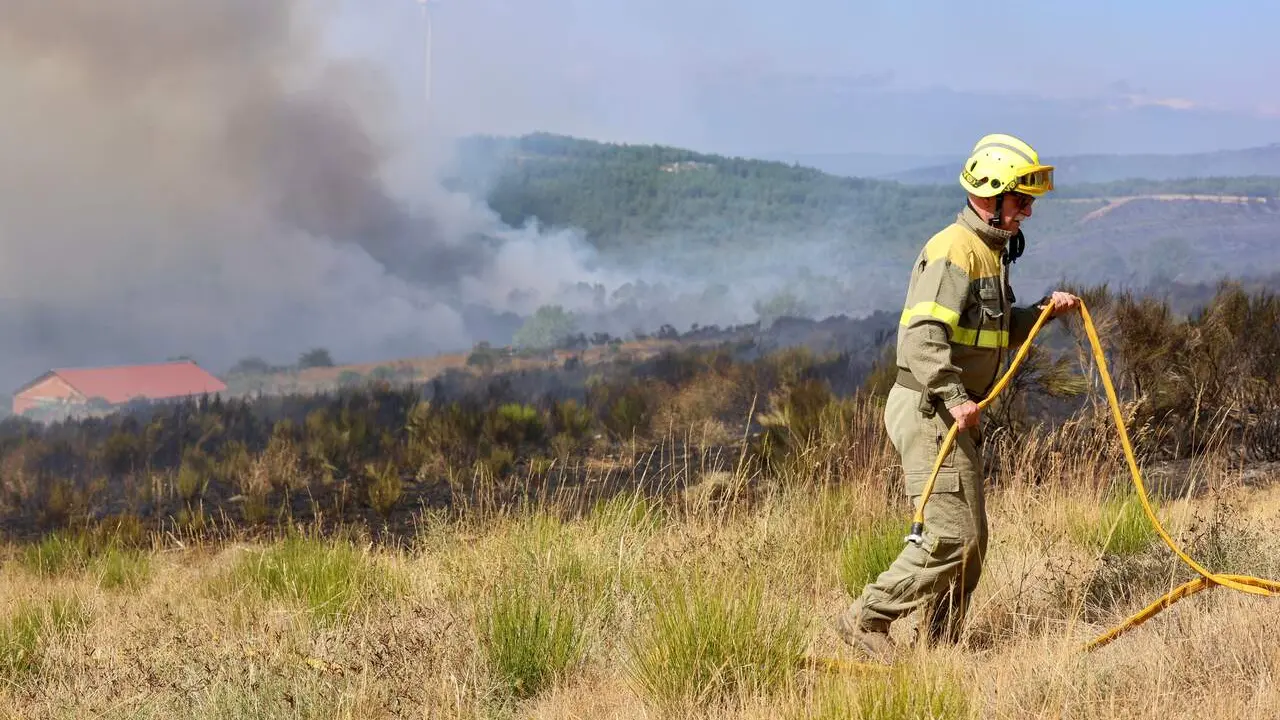 Incendio forestal de Murias de Ponjos (Le&oacute;n), en el que la Guardia Civil ha desalojado a 36 personas de Andarraso, Rosales y Folloso. Fotos.&nbsp;Carlos S. Campillo / ICAL