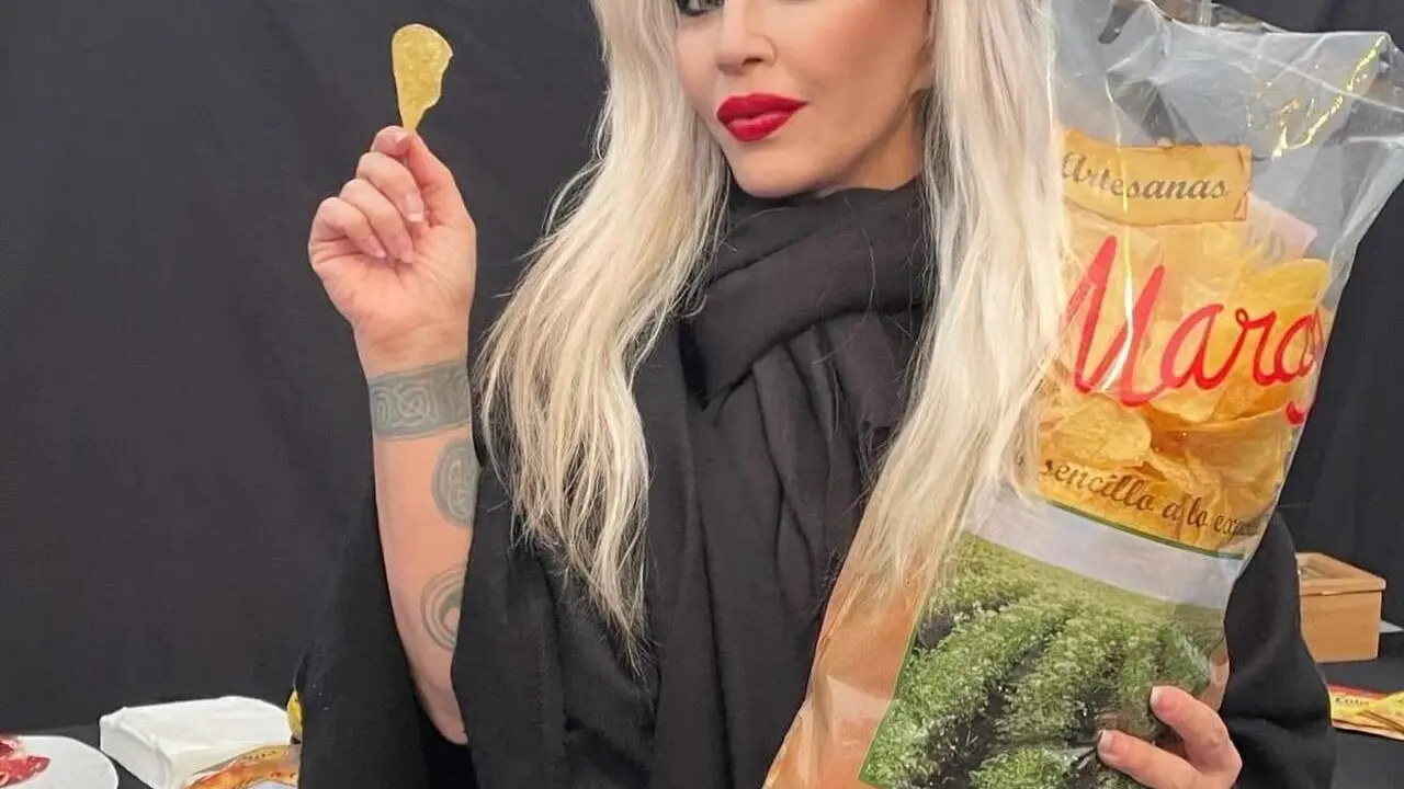 Alaska, con su bolsa de patatas Marcos tras su concierto en Ria&ntilde;o