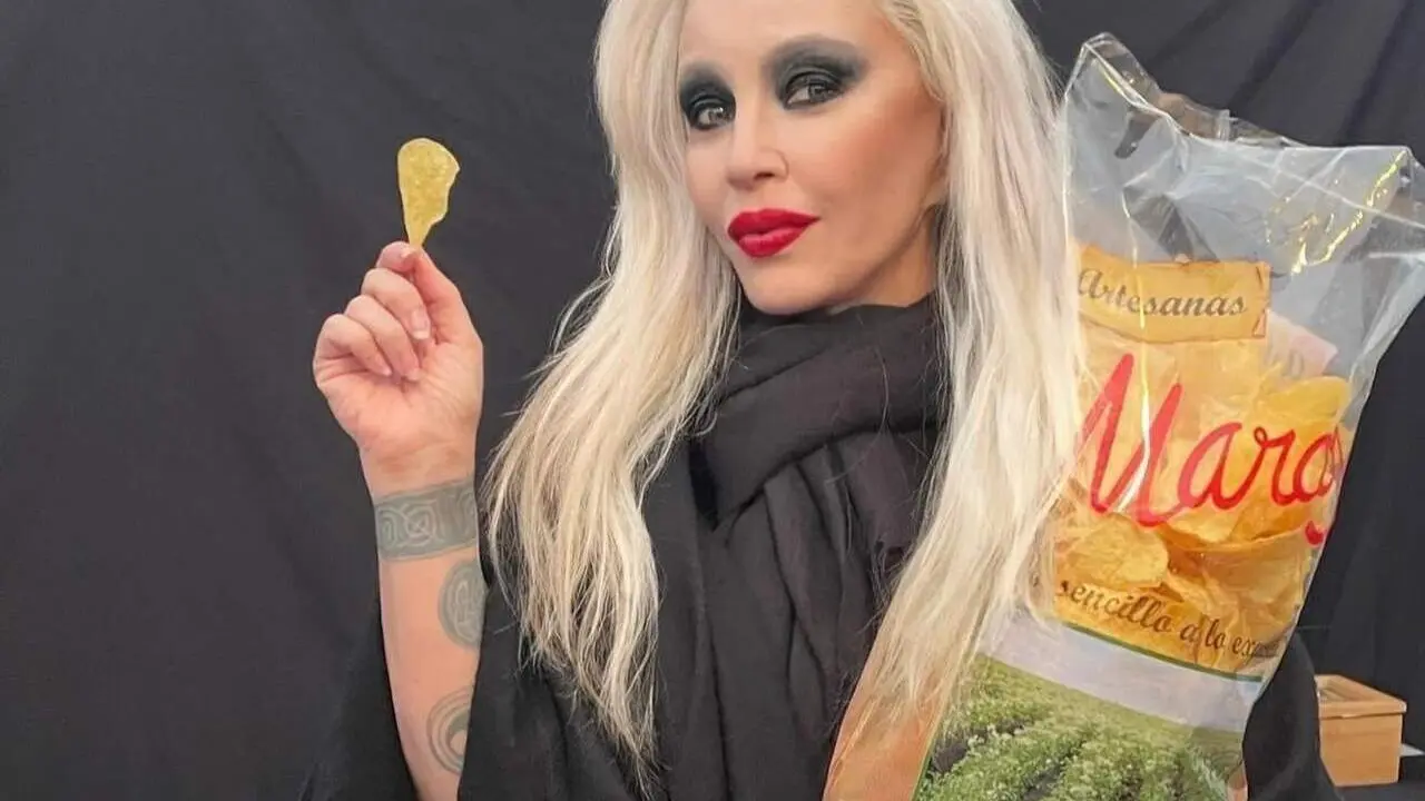 Alaska, con su bolsa de patatas Marcos tras su concierto en Ria&ntilde;o