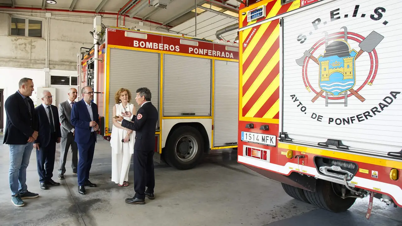 La consejera de Educaci&oacute;n, Mar&iacute;a Pardo &Aacute;lvarez, durante su visita las instalaciones del Parque de Bomberos de Ponferrada. C&eacute;sar S&aacute;nchez. Ical