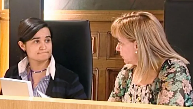Triana Mart&iacute;nez junto a Isabel Carrasco, cuando ambas trabajaban en la Diputaci&oacute;n de Le&oacute;n. | RTVCYL