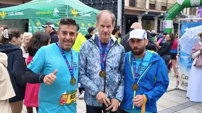 El atleta Abel Ant&oacute;n, entre Marcos Bas (derecha) y el gu&iacute;a y amigo de &eacute;ste, David, este fin de semana en Astorga.