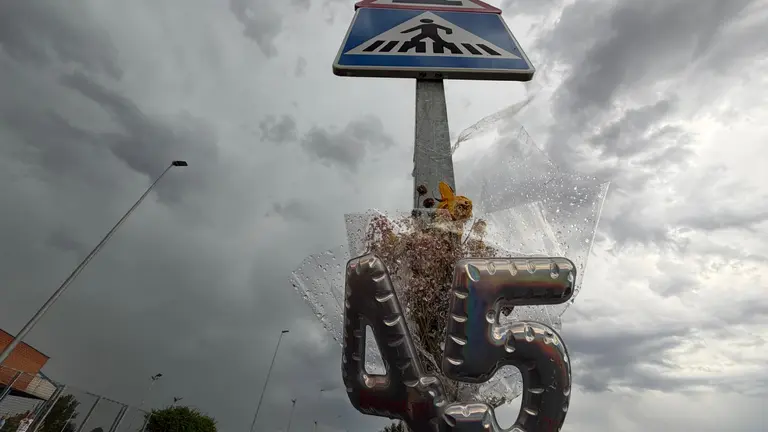 Alguien coloc&oacute; flores y globos en el lugar donde mataron a Marianna R.O. el 22 de junio de 2025, cuando acababa de cumplir 44 a&ntilde;os. | SM