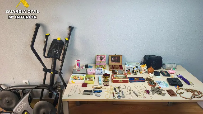 Material incautado por la Guardia Civil a una joven detenida por dos robos con fuerza en sendas viviendas y un estanco en la provincia de Le&oacute;n