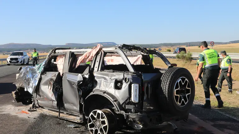 El bodeguero Iv&aacute;n Sanz, su mujer y sus tres hijos son las v&iacute;ctimas mortales del tr&aacute;gico accidente de tr&aacute;fico registrado ayer por la tarde en la provincia de Palencia. | ICAL