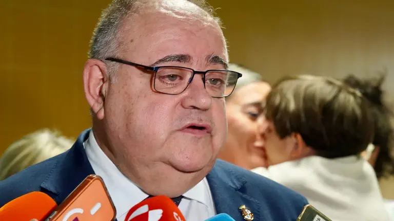 El consejero de Sanidad y Bienestar Social, Alejandro V&aacute;zquez Ramos, inaugura la exposici&oacute;n &lsquo;Por dos pulgares de nada&rsquo;. Campillo. Ical
