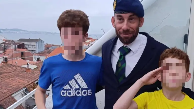 El militar leon&eacute;s Marcos y sus dos hijos: "Ellos son mi vida, por ellos hago todo".