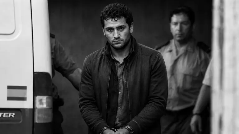 Andr&eacute;s Mayo, conocido como 'el violador del ch&aacute;ndal', sembr&oacute; el p&aacute;nico en Le&oacute;n en 1989 y 1990: fue condenado a 106 a&ntilde;os por violar a 11 mujeres, aunque s&oacute;lo cumpli&oacute; 12. Ahora est&aacute; preso en Pontevedra por atacar a 8 mujeres en Galicia en 2006 y 2007. | IMAGEN CREADA CON IA