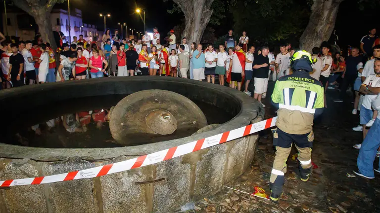 El derrumbe de la fuente de la Glorieta del &Aacute;rbol Gordo de Ciudad Rodrigo provoc&oacute; la tragedia y dej&oacute; un herido. Vicente. Ical.