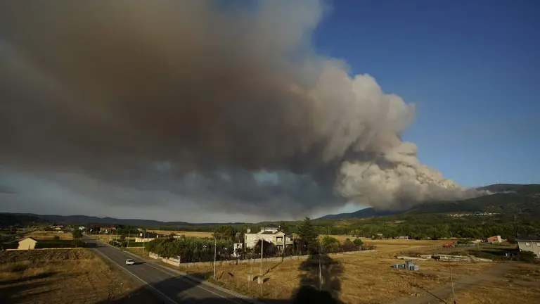 Incendio en la localidad de Castropodame (Le&oacute;n)