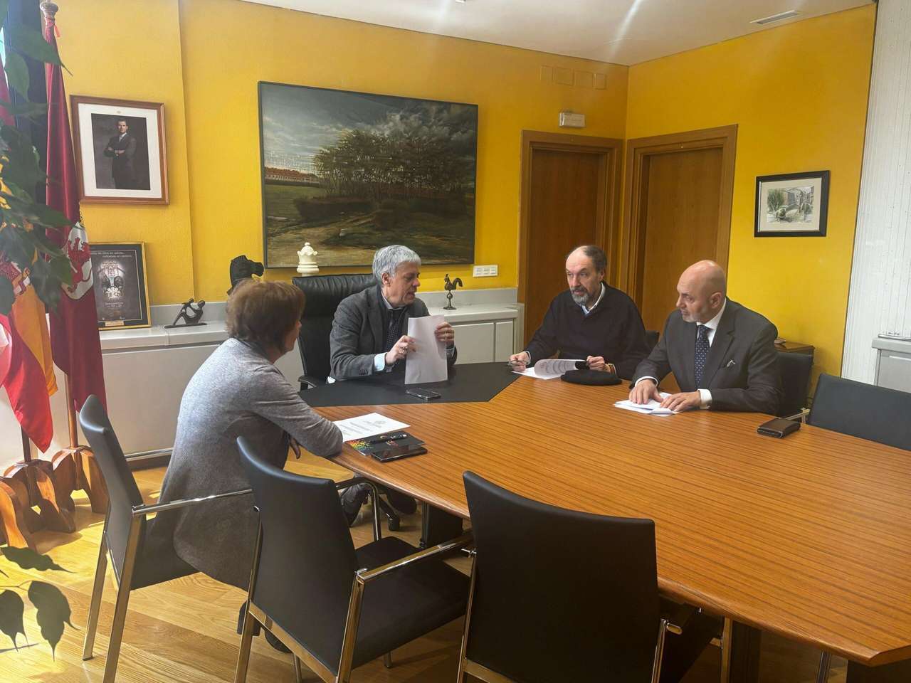 Reunión de la Academia con el delegado de la Junta en León. / JCYL