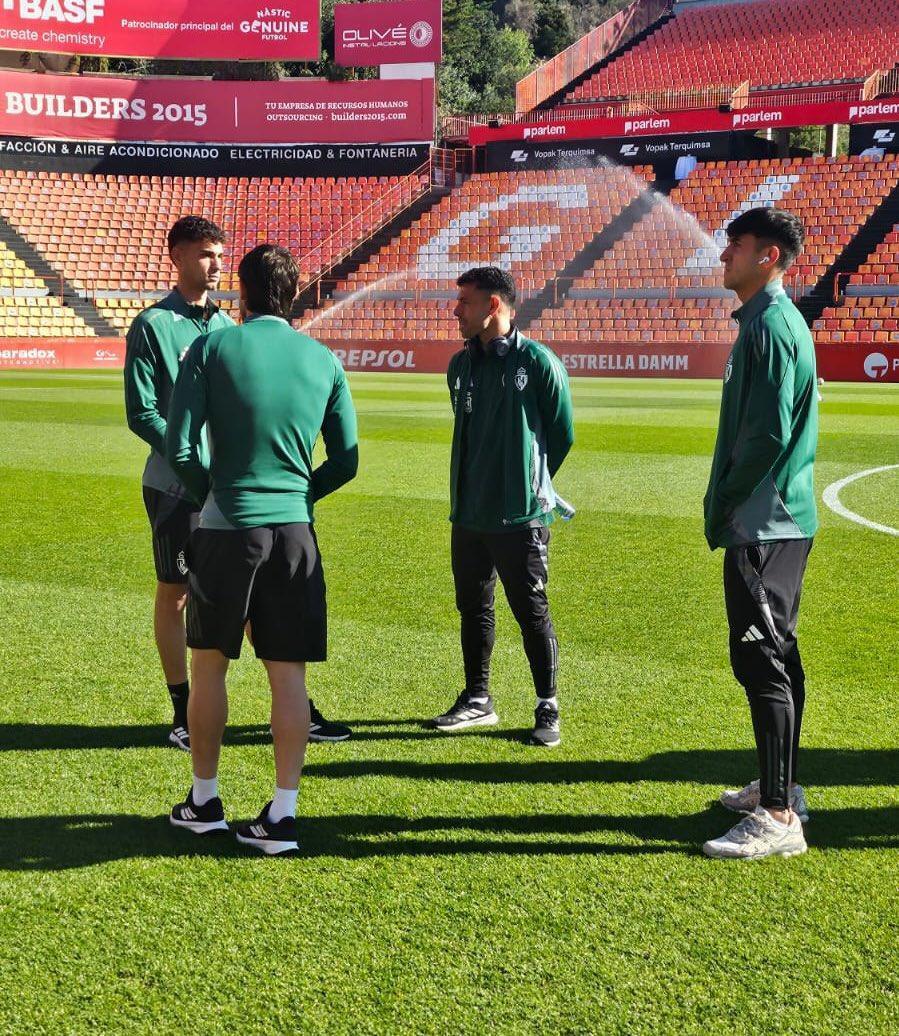 Jugadores de la Ponferradina conversan antes de un partido. / @SDPonferradina