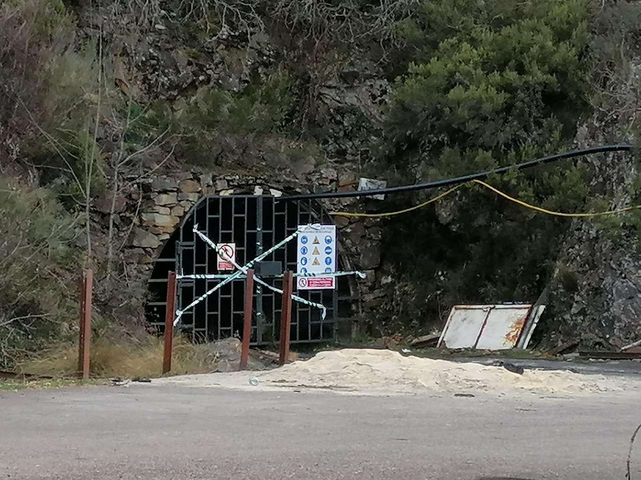La entrada a la mina de Degaña permanece sellada este martes. / LEON24HORAS