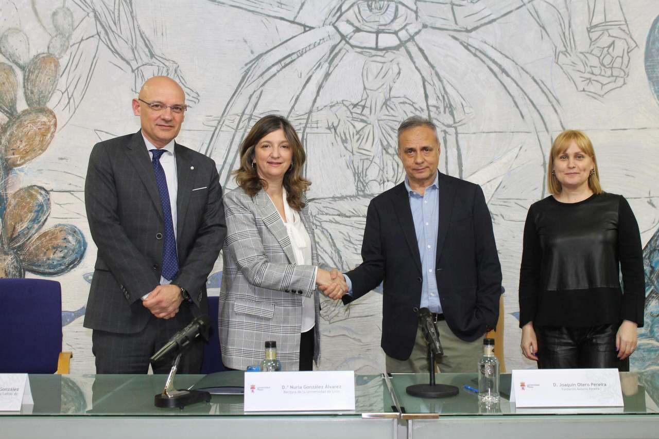 Joaquín Otero (Fundación Antonio Pereira) y la rectora Nuria González en la firma del convenio. / PRENSA ULE