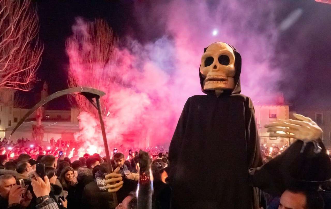 La Muerte del Entierro de Genarín a su paso por la PLaza del Grano en 2024. / COFRADÍA DE NUESTRO PADRE GENARÍN