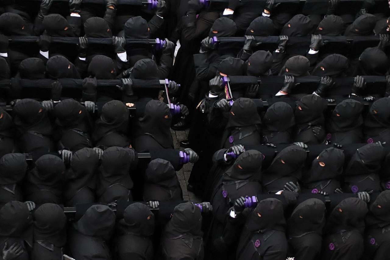 El 'Encuentro' entre la Madre Dolorosa y el San Juan de la procesión de los Pasos del Viernes Santo en León. / CAMPILLO / ICAL