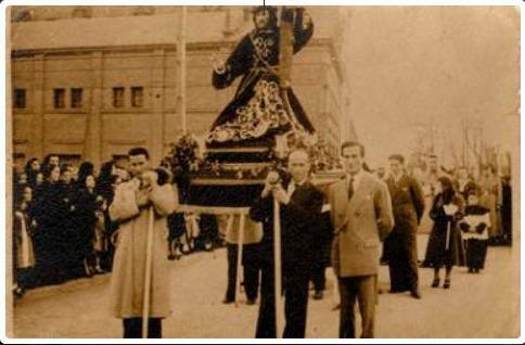 Foto antigua de la preocesión del Dainos de León