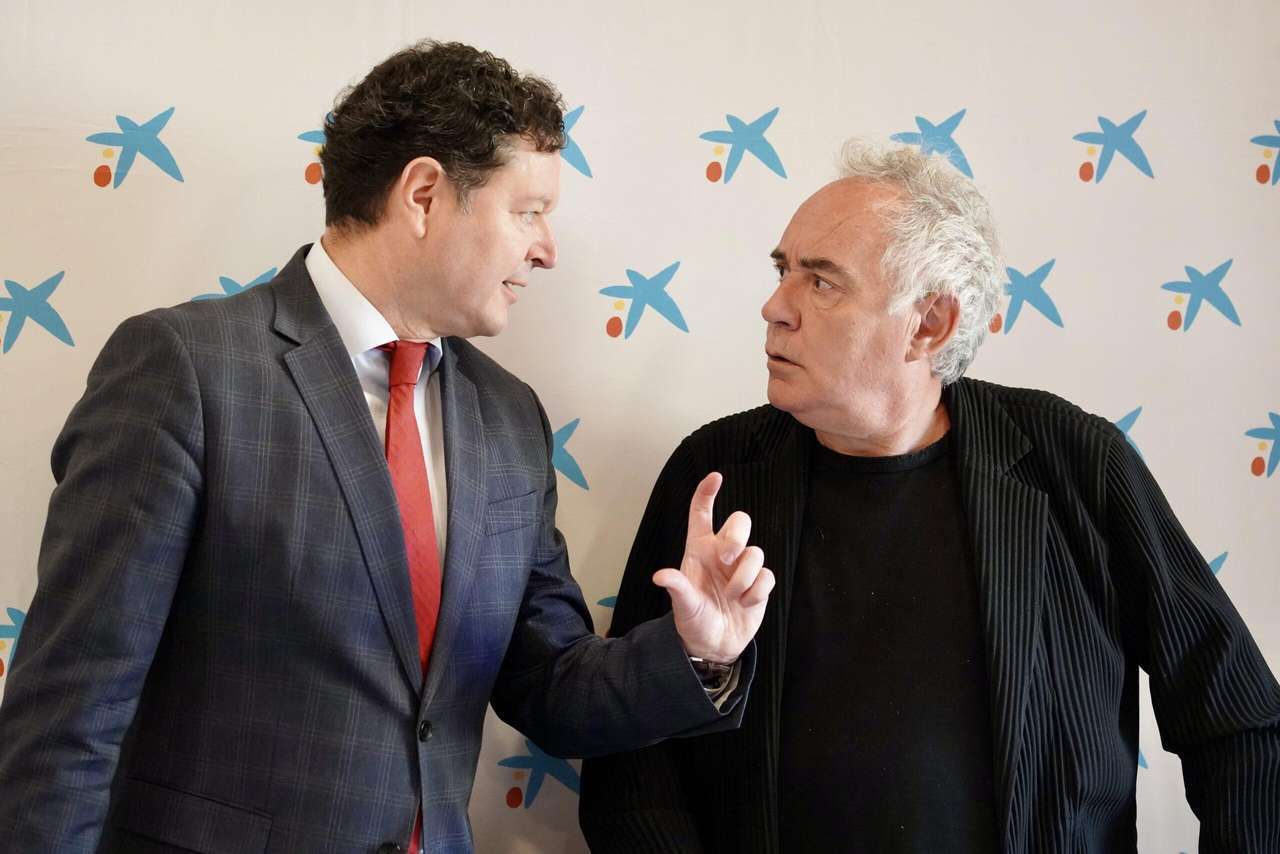 El presidente de ElBulliFoundation, Ferrán Adriá, y el director territorial de CaixaBank en Castilla y León, Gerardo Cuartero, presentan un curso de hostería y las actividades organizadas con motivo de la visita del cocinero a León.