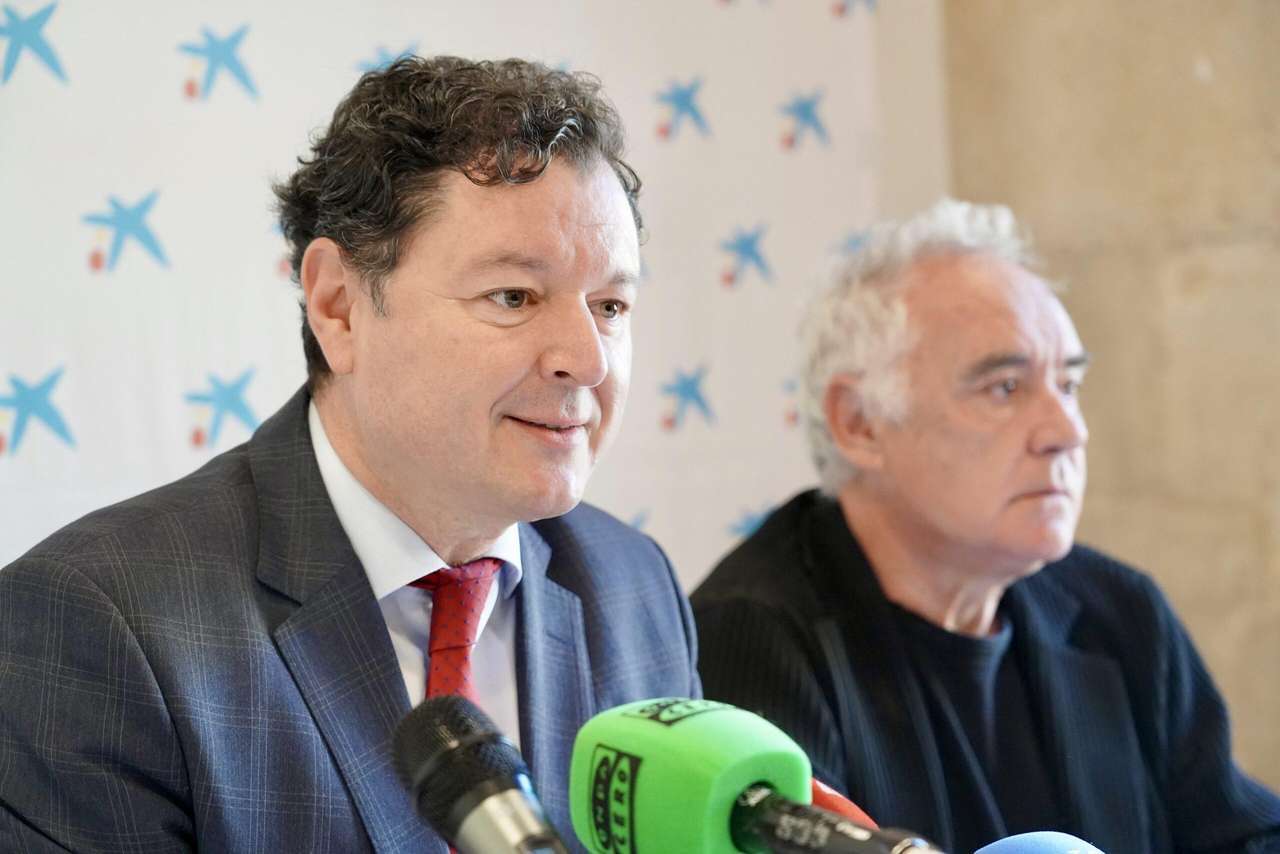 El presidente de ElBulliFoundation, Ferrán Adriá, y el director territorial de CaixaBank en Castilla y León, Gerardo Cuartero, presentan un curso de hostería y las actividades organizadas con motivo de la visita del cocinero a León.