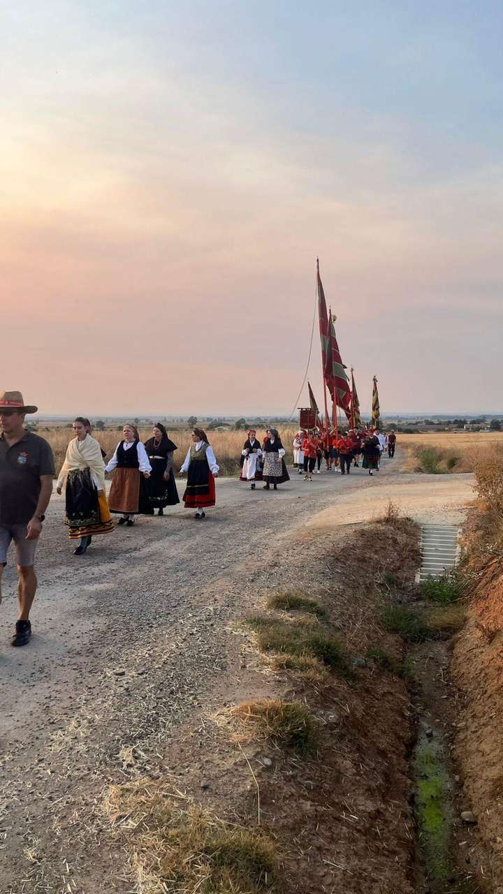 Los pendones ondearon sobre San Justo de los Oteros en una jornada llena de tradición. / León 24 Horas