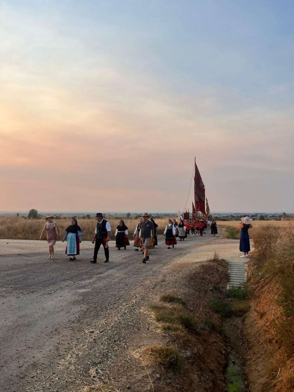 Los pendones ondearon sobre San Justo de los Oteros en una jornada llena de tradición. / León 24 Horas