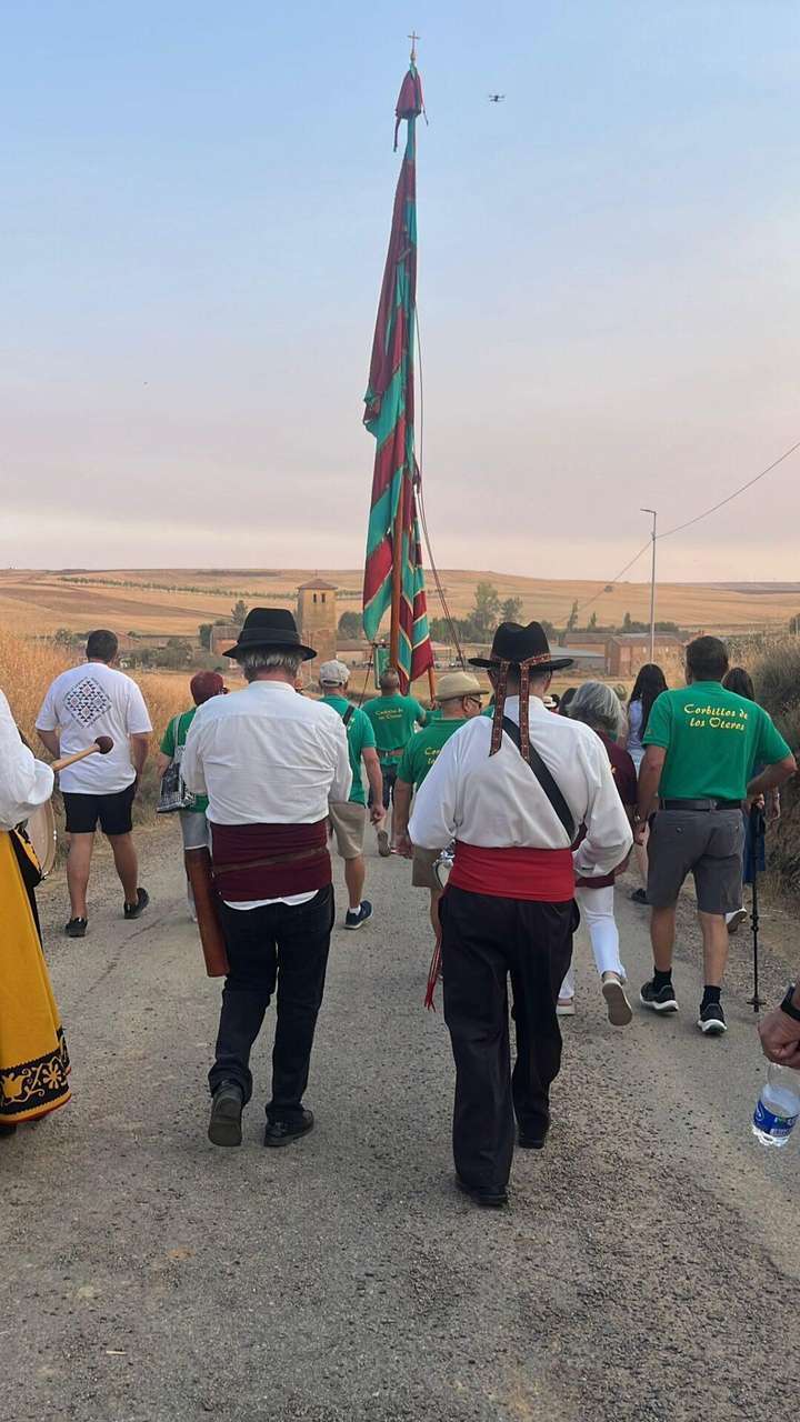 Los pendones ondearon sobre San Justo de los Oteros en una jornada llena de tradición. / León 24 Horas