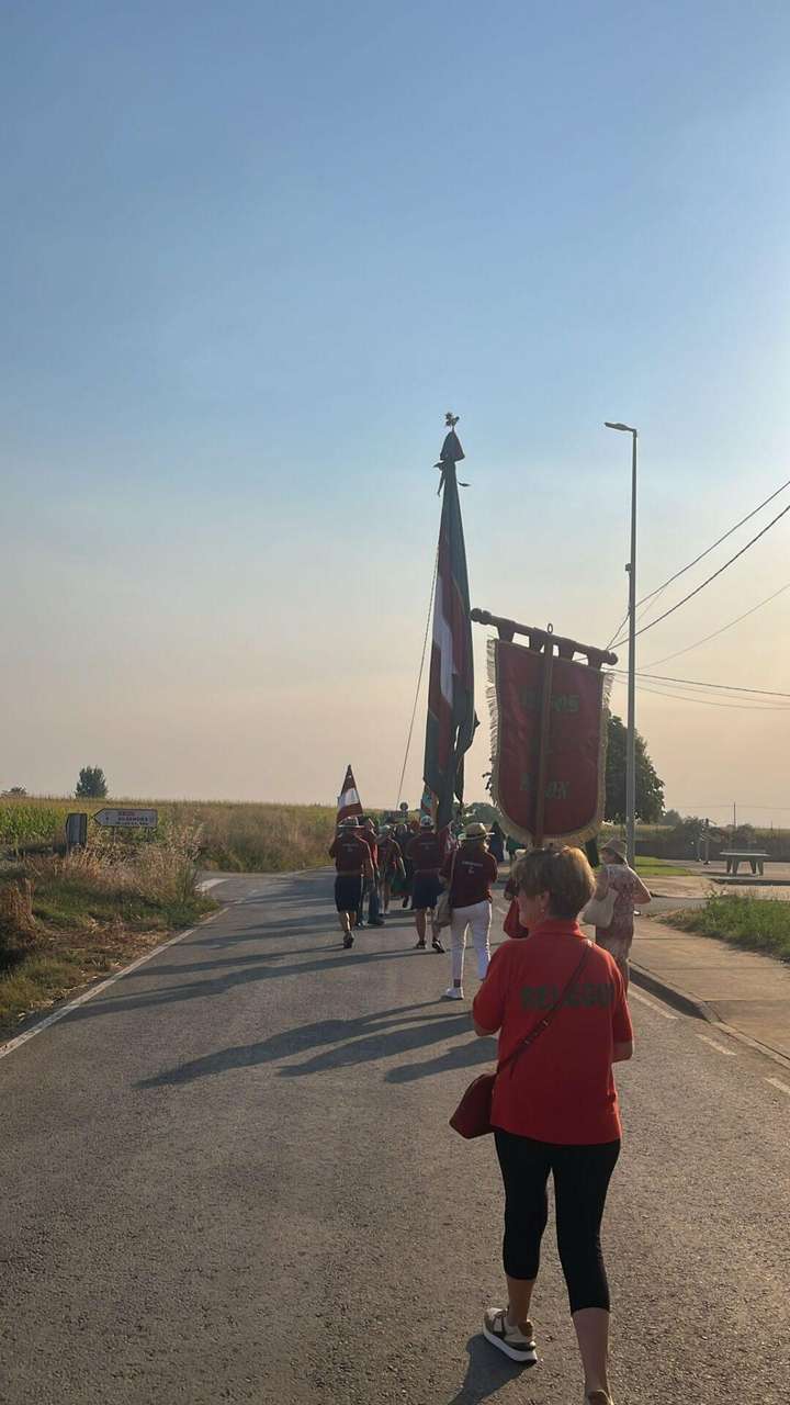 Los pendones ondearon sobre San Justo de los Oteros en una jornada llena de tradición. / León 24 Horas