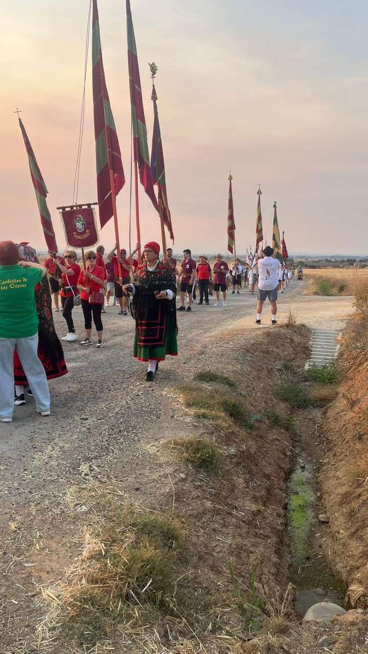 Los pendones ondearon sobre San Justo de los Oteros en una jornada llena de tradición. / León 24 Horas